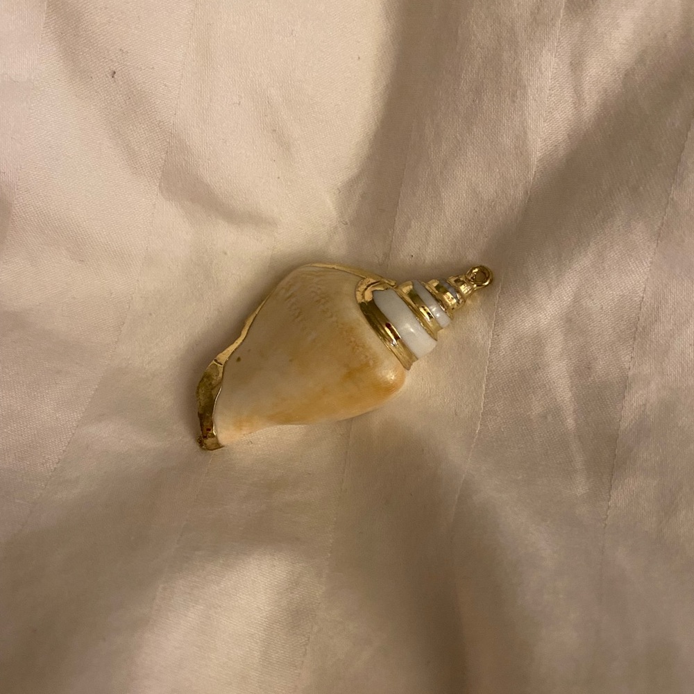 Shell Pendant - Picture 3 of 3